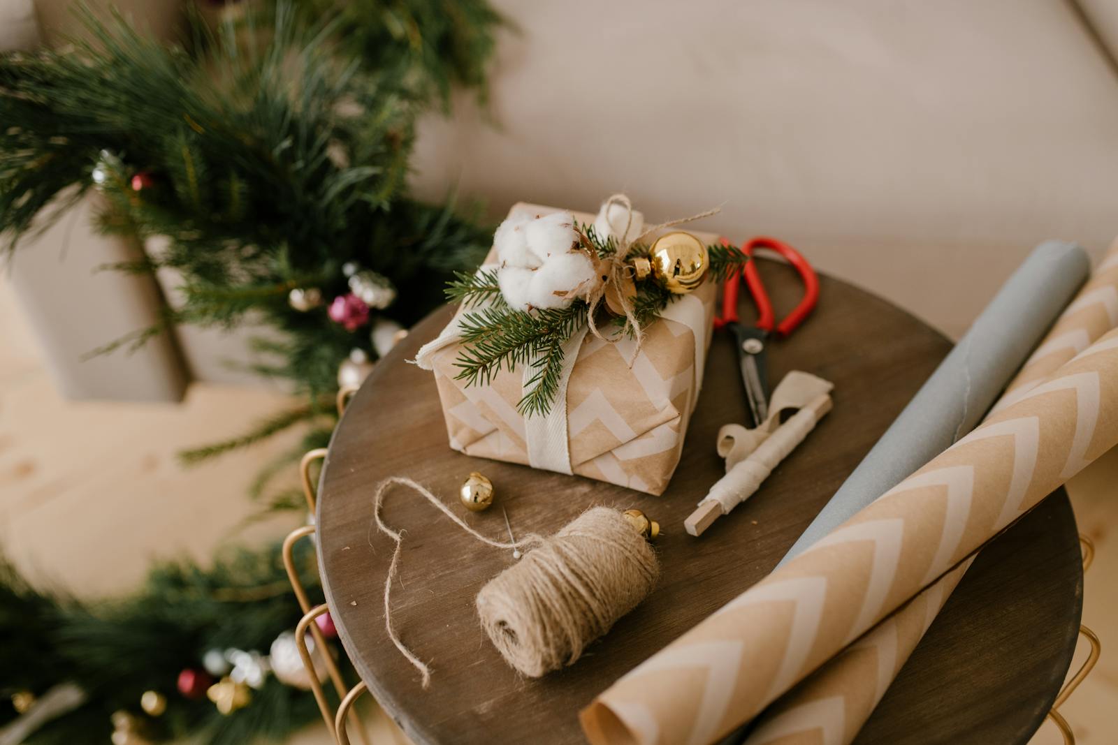 Eco-friendly Christmas gift wrapping using natural materials and elegant decor.